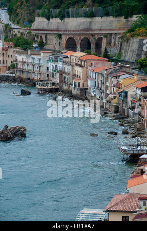 Fila di vecchie case italiane che si affacciano sull'oceano in città Scilla Foto Stock