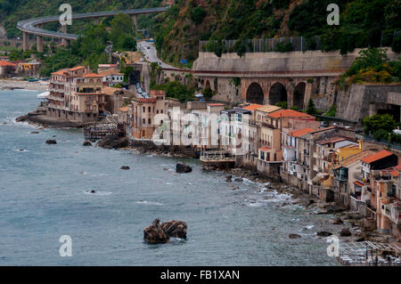 Fila di vecchie case italiane che si affacciano sull'oceano in città Scilla Foto Stock