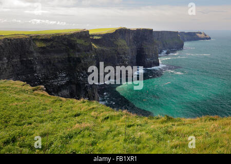 Scogliere di Moher vicino a Doolin e Liscannor, County Clare, Irlanda Foto Stock