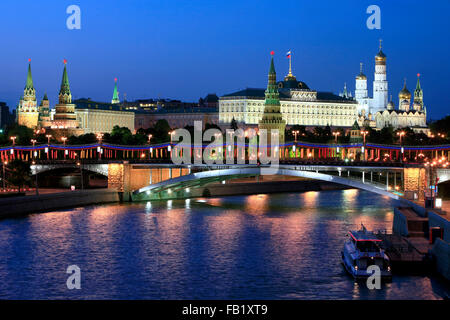Il Cremlino e il fiume Moskva sul giorno della vittoria a Mosca, Russia Foto Stock