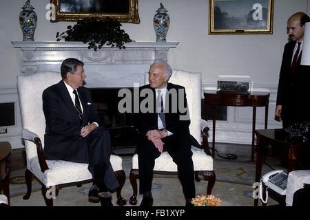 Washington, DC, Stati Uniti d'America, 15 settembre, 1987 Presidente Ronald Reagan incontra il Ministro degli esteri russo Eduard Shevardnadze nell'Ufficio Ovale della Casa Bianca. Credito: Mark Reinstein Foto Stock
