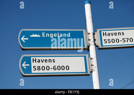 Segno di direzione al porto dei traghetti per l'Inghilterra a Rotterdam Foto Stock