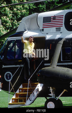 Washington, DC, Stati Uniti d'America, 3 maggio 1983 il Presidente Ronald Reagan onde dalle fasi di Maine uno come lui si prepara a imbarcarsi su un volo a Camp David per il fine settimana. Credito: Mark Reinstein Foto Stock