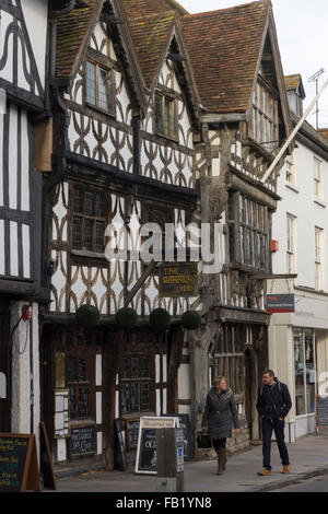 Un paio di passeggiate passato il Garrick Inn e Harvard House in Stratford upon Avon Foto Stock