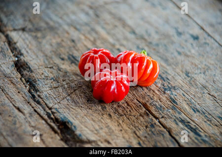 La frutta tropicale chiamato Pitanga, Brasiliano cherry,Suriname cherry,Cayenne cherry.leggera profondità di campo a. Foto Stock