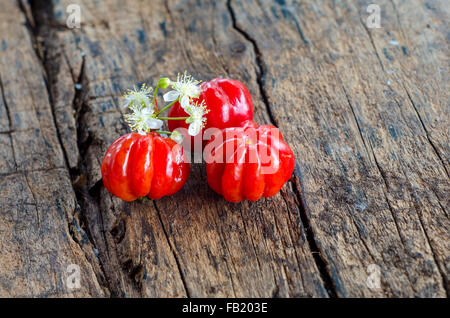 La frutta tropicale chiamato Pitanga, Brasiliano cherry,Suriname cherry,Cayenne cherry.leggera profondità di campo a. Foto Stock