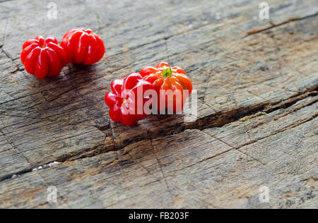 La frutta tropicale chiamato Pitanga, Brasiliano cherry,Suriname cherry,Cayenne cherry.leggera profondità di campo a. Foto Stock