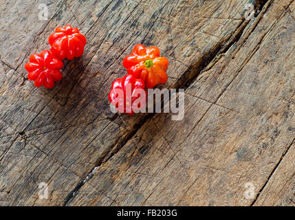 La frutta tropicale chiamato Pitanga, Brasiliano cherry,Suriname cherry,Cayenne cherry.leggera profondità di campo a. Foto Stock