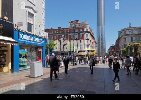 Ufficio del turismo di Henry Street e il monumento a cuspide in background, Dublino, Irlanda Foto Stock