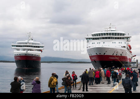 In attesa turistici hurtigruten navi da crociera in Molde, Norvegia Foto Stock