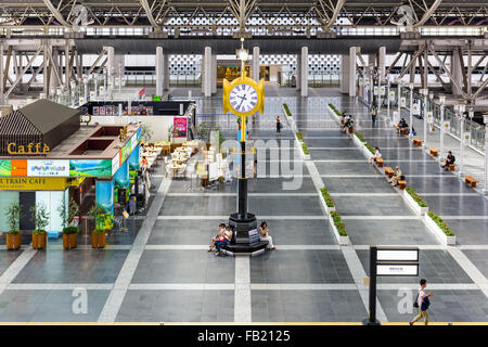 Orologio nella Stazione di Osaka City's Toki no Hiroba plaza. Foto Stock