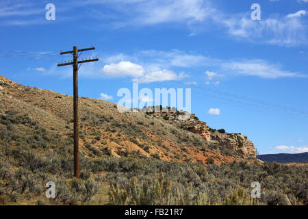 Linea telefonica in area arida nel deserto Foto Stock