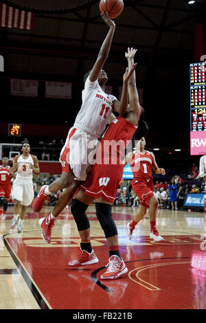 Piscataway, New Jersey, USA. Il 7 gennaio, 2016. Rutgers guardia, ALIYAH JEUNE (11), comanda al cestello contro Wisconsin in un gioco al Rutgers Athletic Center di Piscataway, New Jersey. © Joel Plummer/ZUMA filo/Alamy Live News Foto Stock