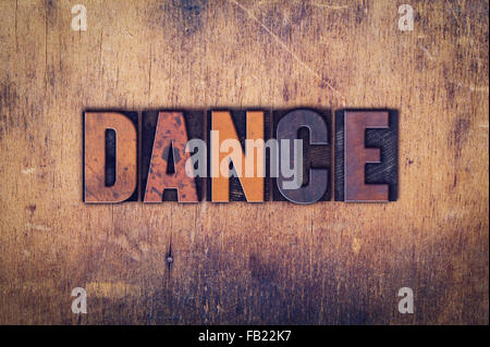 La parola 'danza' scritto in presenza di sporco vintage tipo di stampa in rilievo su di un legno invecchiato sfondo. Foto Stock