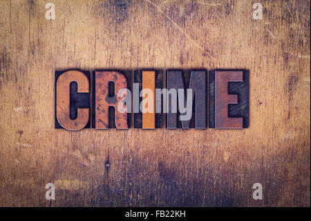La parola "crimine" scritto in presenza di sporco vintage tipo di stampa in rilievo su di un legno invecchiato sfondo. Foto Stock