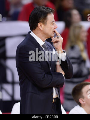 Raleigh, North Carolina, USA. Il 7 gennaio, 2016. RICK PITINO, Louisville's head coach. La North Carolina State University Wolfpack ha ospitato il Louisville Cardinali al PNC Arena di Raleigh, N.C. Credito: Fabian Radulescu/ZUMA filo/Alamy Live News Foto Stock