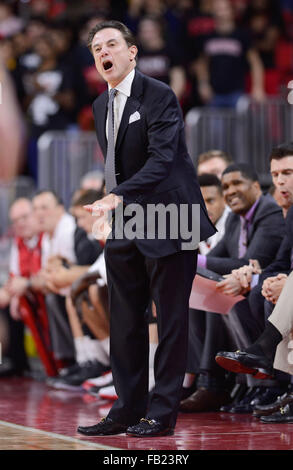 Raleigh, North Carolina, USA. Il 7 gennaio, 2016. RICK PITINO, Louisville's head coach. La North Carolina State University Wolfpack ha ospitato il Louisville Cardinali al PNC Arena di Raleigh, N.C. Credito: Fabian Radulescu/ZUMA filo/Alamy Live News Foto Stock