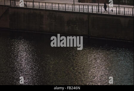 Berlino, Germania. Il 7 gennaio, 2016. Una passeggiate a piedi lungo la coperta di neve argine del fiume Sprea a Berlino, Germania, 7 gennaio 2016. Foto: Lukas Schulze/dpa/Alamy Live News Foto Stock