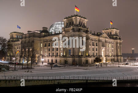 Berlino, Germania. Il 7 gennaio, 2016. Una vista della neve illuminata-coperte Reichstag, la sede del parlamento tedesco a Berlino, Germania, 7 gennaio 2016. Foto: Lukas Schulze/dpa/Alamy Live News Foto Stock