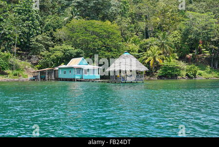 Rustico casa tipica con capanna di paglia sopra l'acqua in Bocas del Toro, Loma partida island, Costa Caraibica di Panama Foto Stock