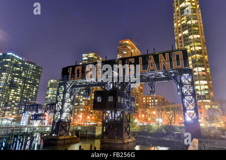 Il molo di Long Island vicino al gantry Plaza del parco statale - Borough of Queens - New York City. Foto Stock