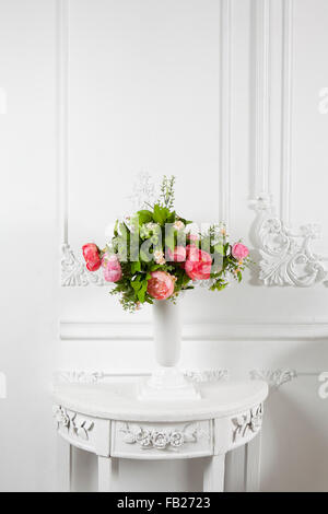 Artificiale di peonie rosa in un vaso di ceramica Foto Stock