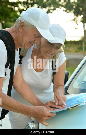 Coppia di anziani guardando alla mappa dei viaggi Foto Stock