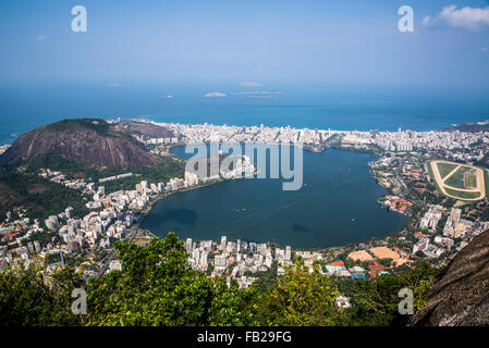 Vista di Rodrigo de Freitas Lagoon e Leblon dal monte Corcovado, Rio de Janeiro, Brasile Foto Stock
