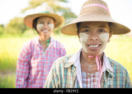 Ritratto di due Myanmar agricoltori femmina con thanaka faccia in polvere a terreno coltivato. Foto Stock