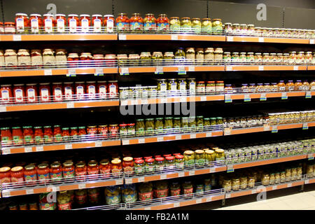 Memorizzare le conserve di pomodori cetrioli e altri sul contatore di supermercato Foto Stock