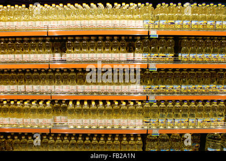 Olio di girasole realizzato da ucraino azienda agricola Chumak nelle bottiglie sullo scaffale del negozio Foto Stock