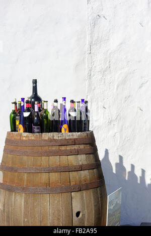 Spagna, Lanzarote, Teguise. Display esterno del prodotto localmente le bottiglie di vino per la vendita. Foto Stock