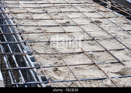 Basamenti in cemento per la fondazione di una casa in costruzione Foto Stock