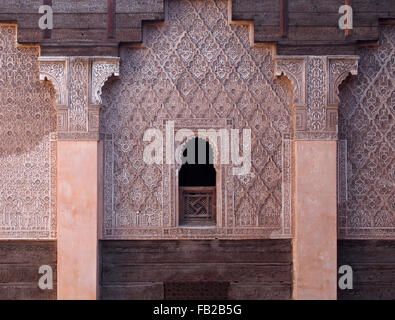 Legno e stucco gesso carving, medersa Ben Youssef, Marrakech, Marocco Foto Stock