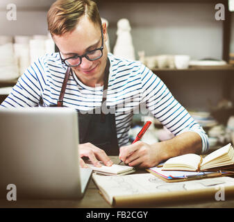 Artigiano a portata di mano il disegno laboratorio di idee concetto Foto Stock