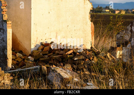 Tumbledown house con un mucchio di macerie in mezzo alla campagna successiva Foto Stock