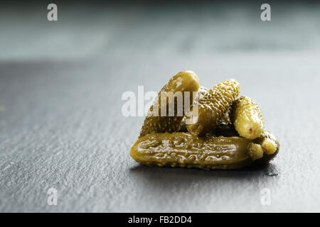 Cornichons marinato sulla scheda di ardesia Foto Stock