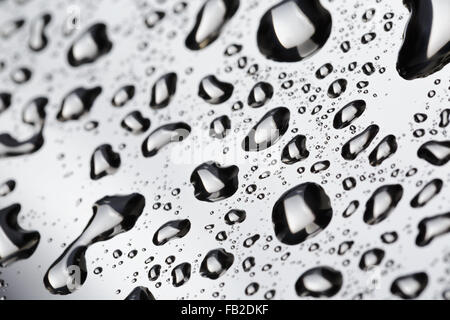 Gocce d'acqua sulla superficie di acciaio inossidabile Foto Stock