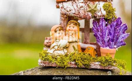 I colori vivaci di un Presepe, la Beata Vergine Maria e di San Giuseppe guarda oltre il Santo Bambino Gesù Foto Stock