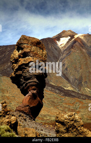 Pico del Teide e Roque Cinchado - famosa formazione vulcanica delle isole Canarie Tenerife, Spagna Foto Stock