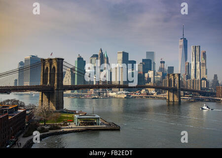 Ponte di Brooklyn e la parte inferiore dello skyline di Manhattan, New York, Stati Uniti d'America Foto Stock