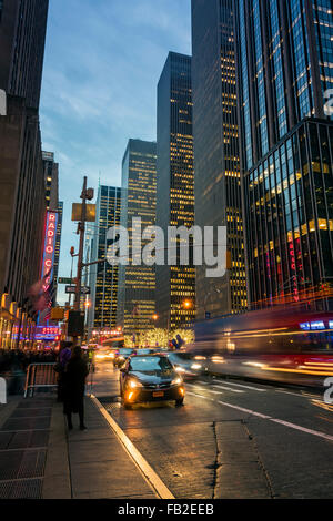 Grattacieli in Avenue of the Americas o Sesta Avenue, Manhattan, New York, Stati Uniti d'America Foto Stock