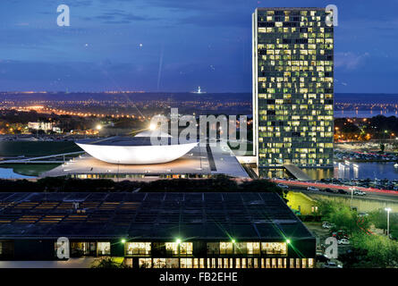 Il Brasile, Brasilia: panoramica vista notturna al Congresso Nazionale e illuminato ala nord di Brasilia Foto Stock