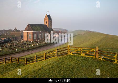 Paesi Bassi, Wierum, la Chiesa e il centro del villaggio, vicino alla diga di mare Foto Stock