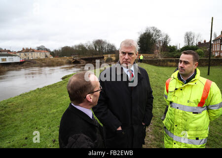 Il principe Andréj, il Duca di York, (centro) parla di assessore Richard Sweeting, Cjairman di Selby consiglio del distretto, (sinistra) e Andrea legno, ingegnere senior presso la North Yorkshire County Council (destra), durante una visita alla città di Tadcaster nel North Yorkshire per vedere i danni causati dalle inondazioni che hanno colpito il mese scorso. La città è stata pesantemente colpiti dopo il fiume Wharfe burst è rive causando il ponte a parziale collasso. Credito: Ian Hinchliffe/Alamy Live News Foto Stock