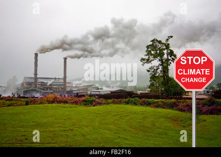 Fabbrica con lo smog e il segnale di arresto Foto Stock