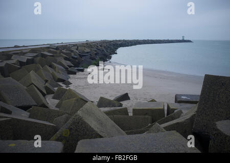 Grandi blocchi in calcestruzzo formante parte del mare difese a Scheveningen Foto Stock