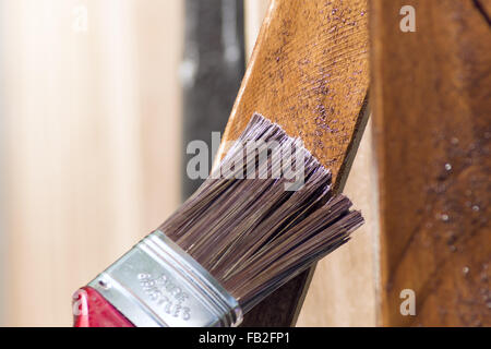 Tavole di mogano pittura con una spazzola Foto Stock