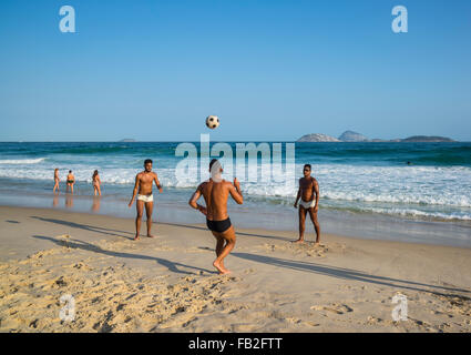 La spiaggia di Ipanema, uomini giocare a calcio, Rio de Janeiro, Brasile Foto Stock