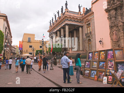 Turisti che si godono il Sito Patrimonio Mondiale dell'UNESCO di Guanajuato, Messico, Sud America Foto Stock